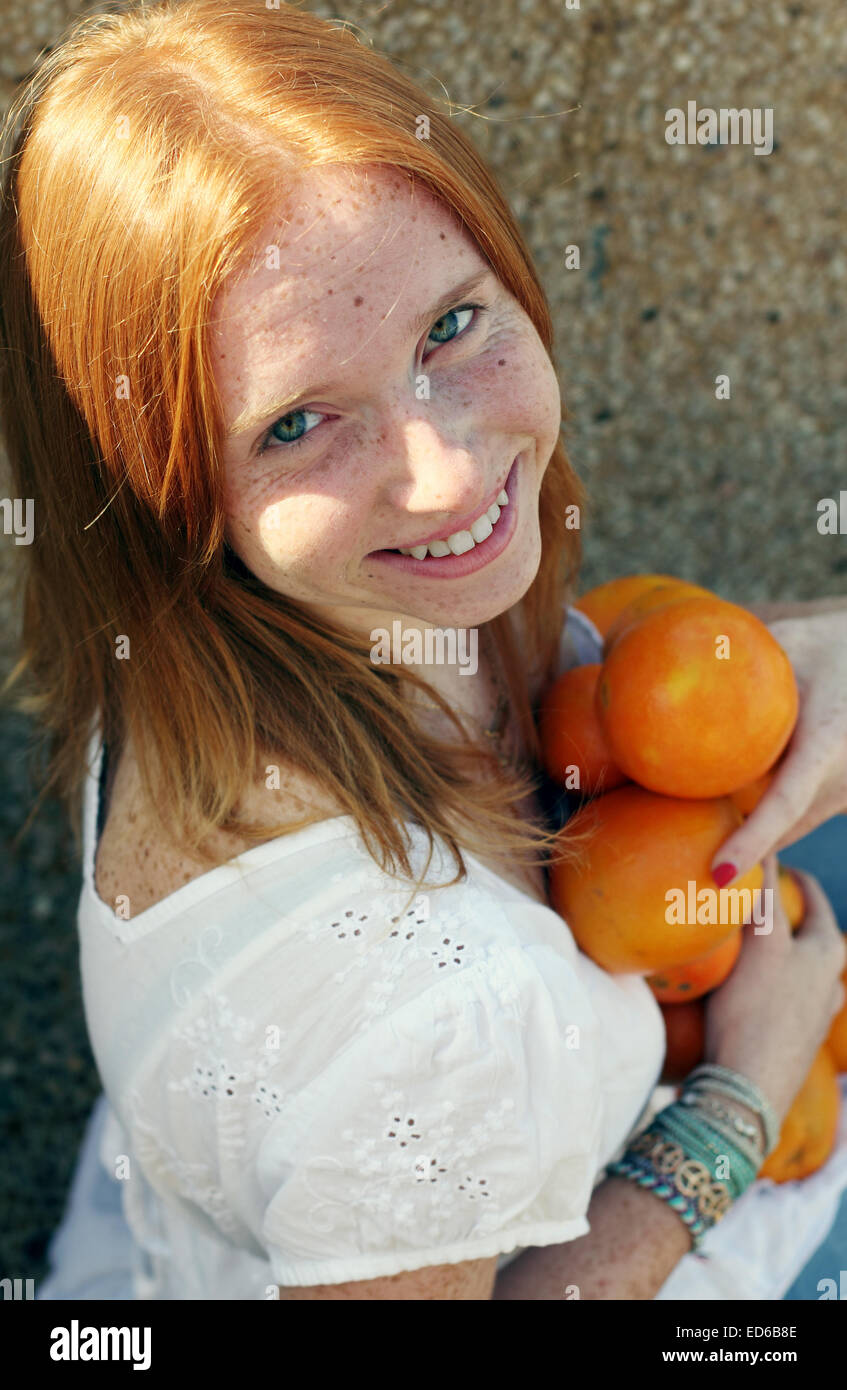 Closeup Ritratto di giovane e bella ragazza redhead Foto Stock