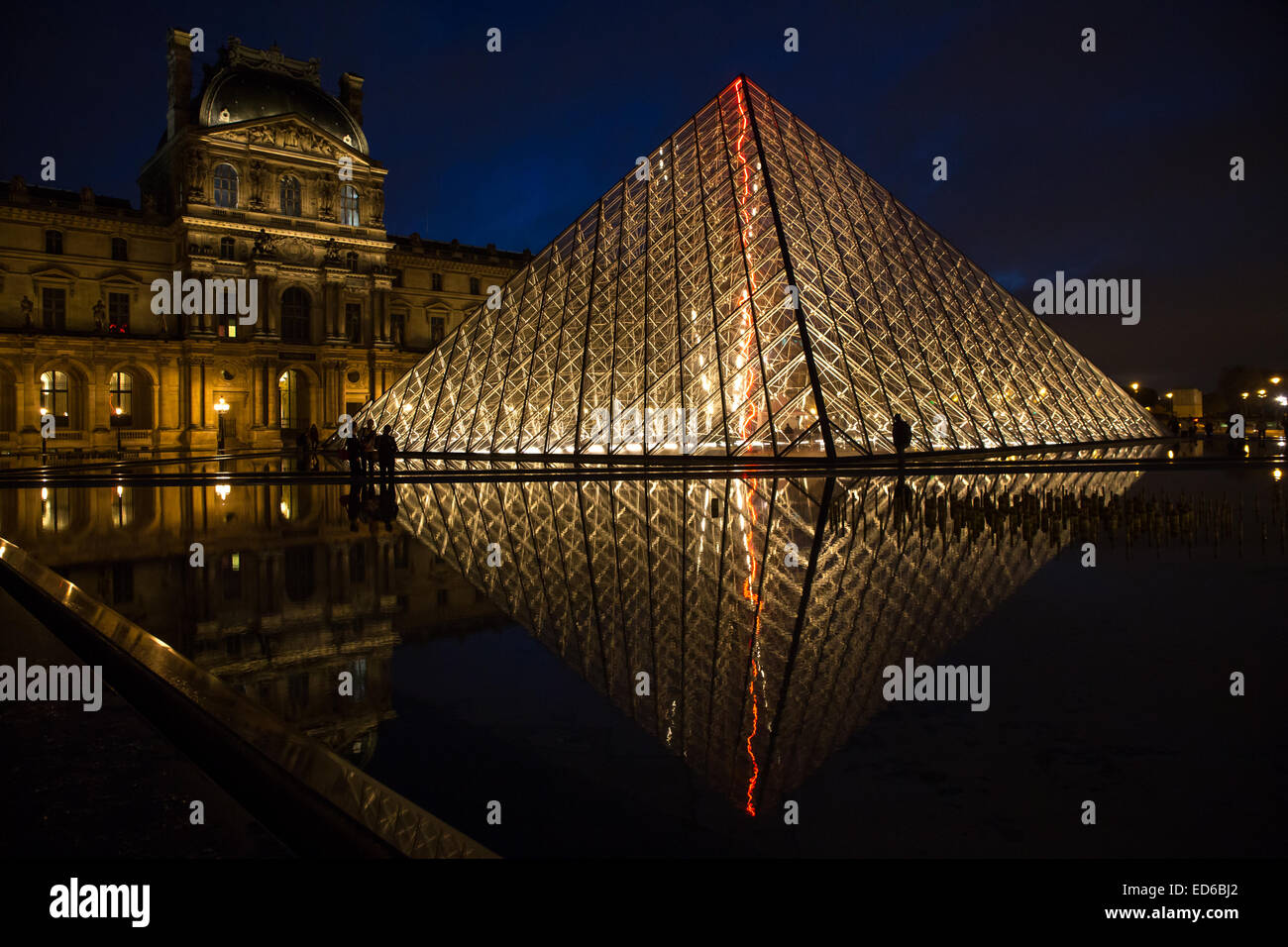 Parigi Museo del Louvre piramide serata di notte Foto Stock