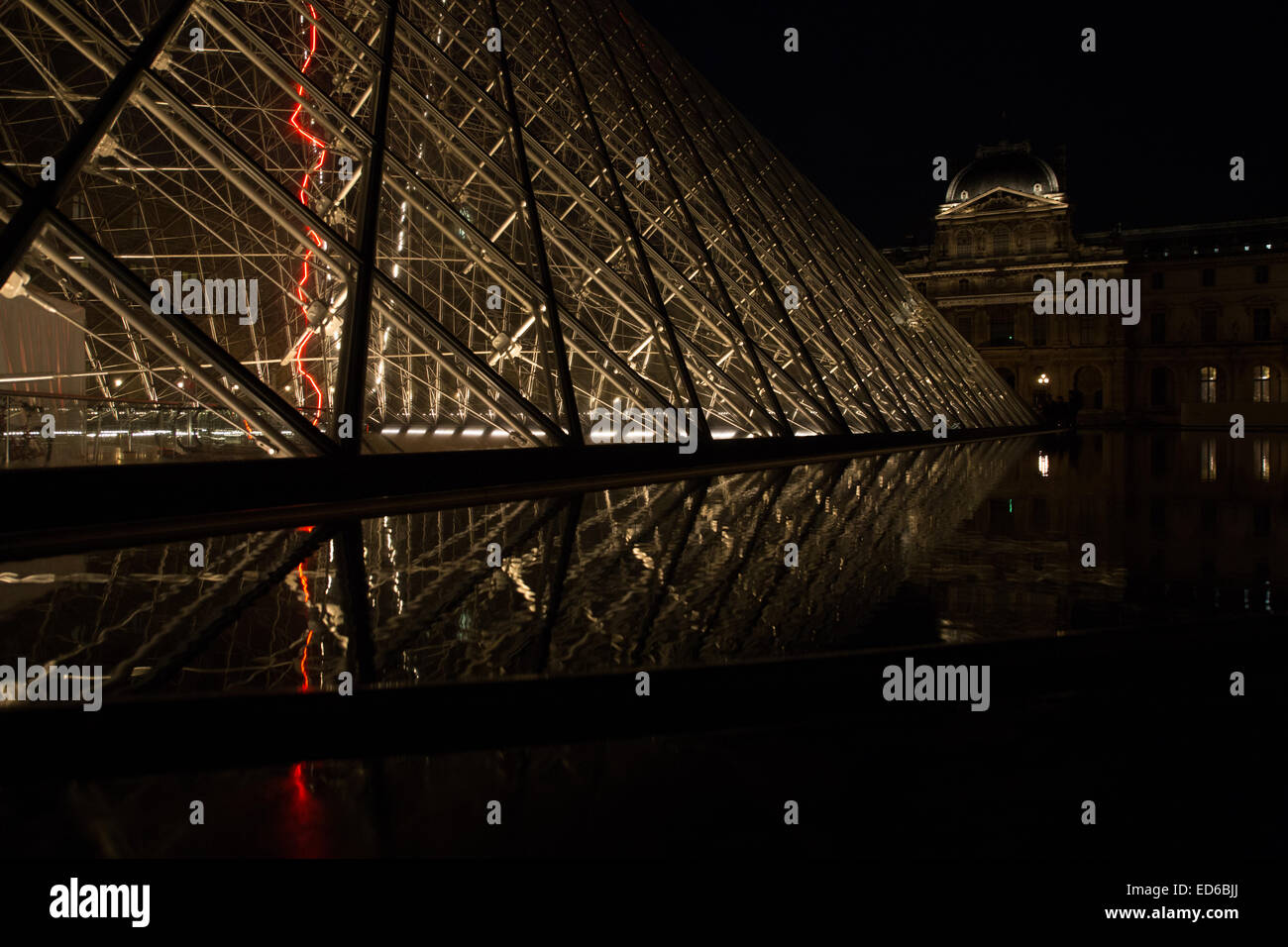 Parigi Museo del Louvre esterno notte di mezzanotte Foto Stock