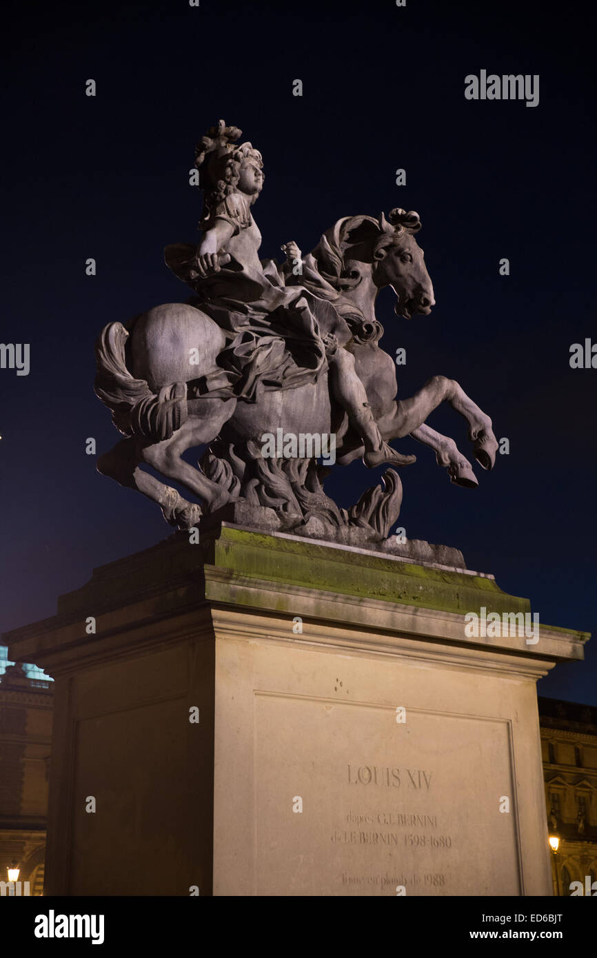 Statua equestre museo Louvre notte Foto Stock