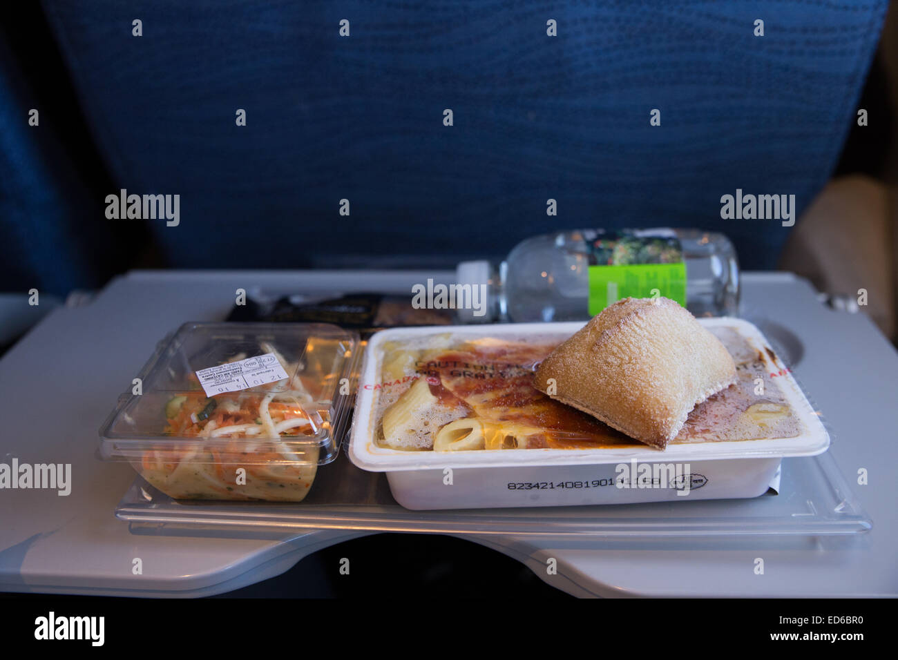 Pasto all'interno di volo in aereo Foto Stock