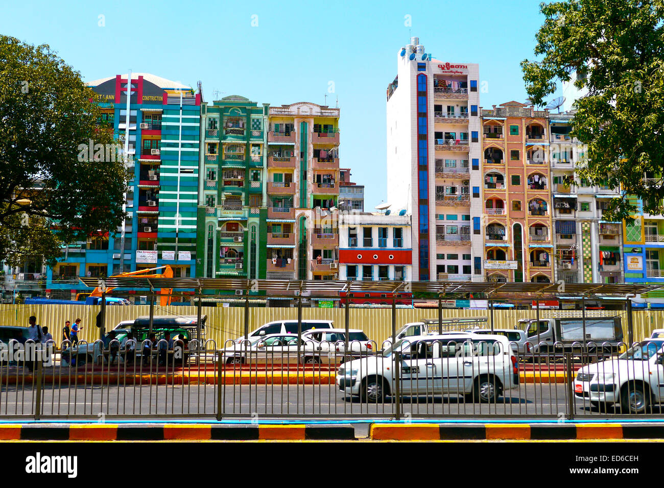 Un colorato fila di blocchi di appartamenti accanto a Sule Pagoda Road di Yangon, la capitale del Myanmar. David Gran Bretagna, 2014. Foto Stock