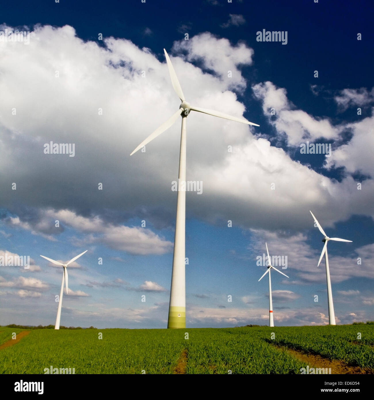 Mulini a vento contro un cielo blu e nuvole, fonte di energia alternativa, cornice quadrata Foto Stock
