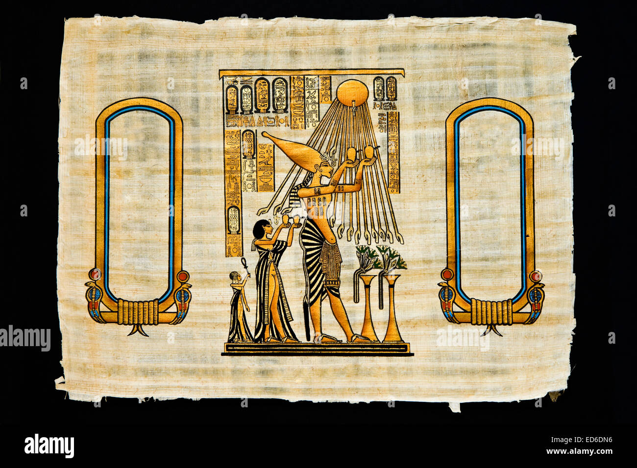 Foglio di papiro egiziano con disegni antichi, reso presente in giorni Foto Stock