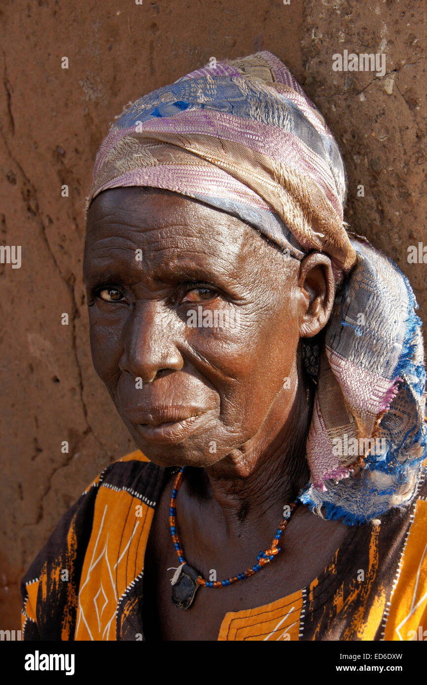 Donna anziana del Gambaga, Ghana, con cicatrici tribali sulla faccia Foto Stock