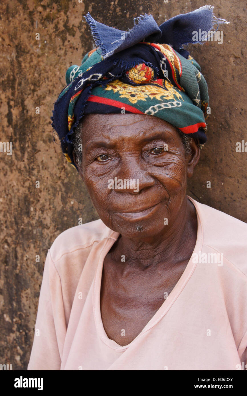 Donna anziana del Gambaga, Ghana, con cicatrici tribali sulla faccia Foto Stock