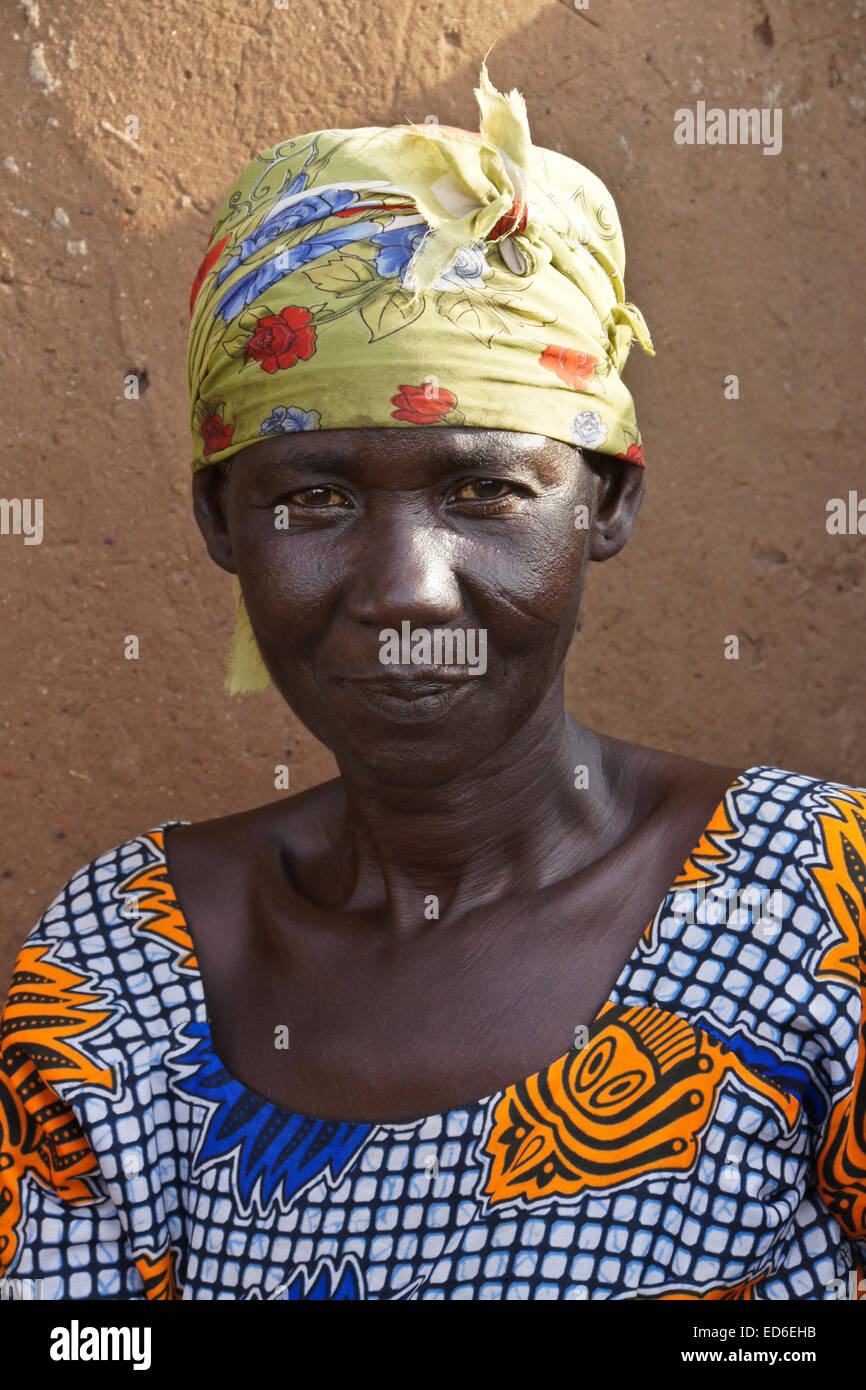 Donna anziana del Gambaga, Ghana, con cicatrici tribali sulla faccia Foto Stock