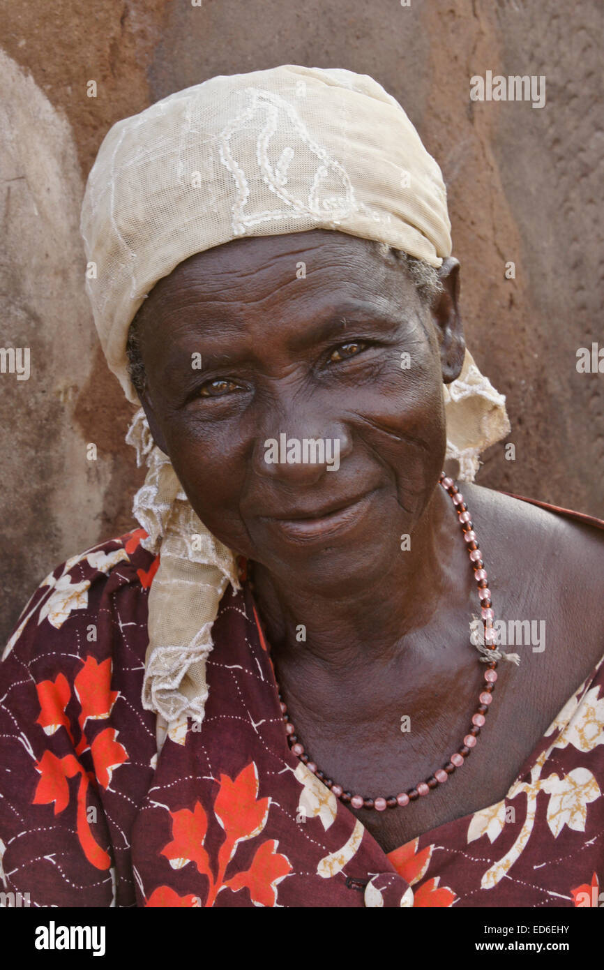 Donna anziana del Gambaga, Ghana, con cicatrici tribali sulla faccia Foto Stock