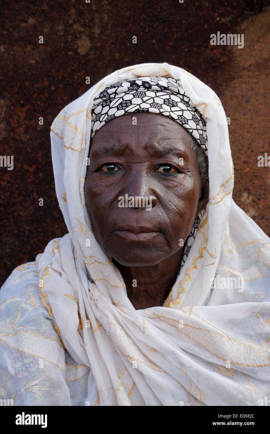 Donna anziana del Gambaga, Ghana, con cicatrici tribali sulla faccia Foto Stock