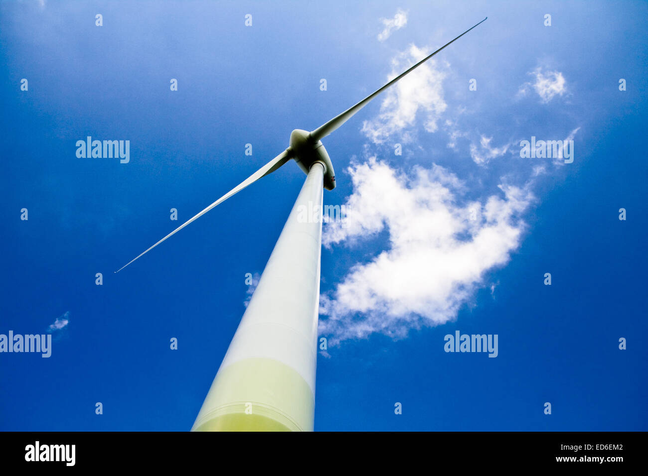 Mulino a vento contro un cielo blu e nuvole, fonte di energia alternativa, nel telaio orizzontale Foto Stock
