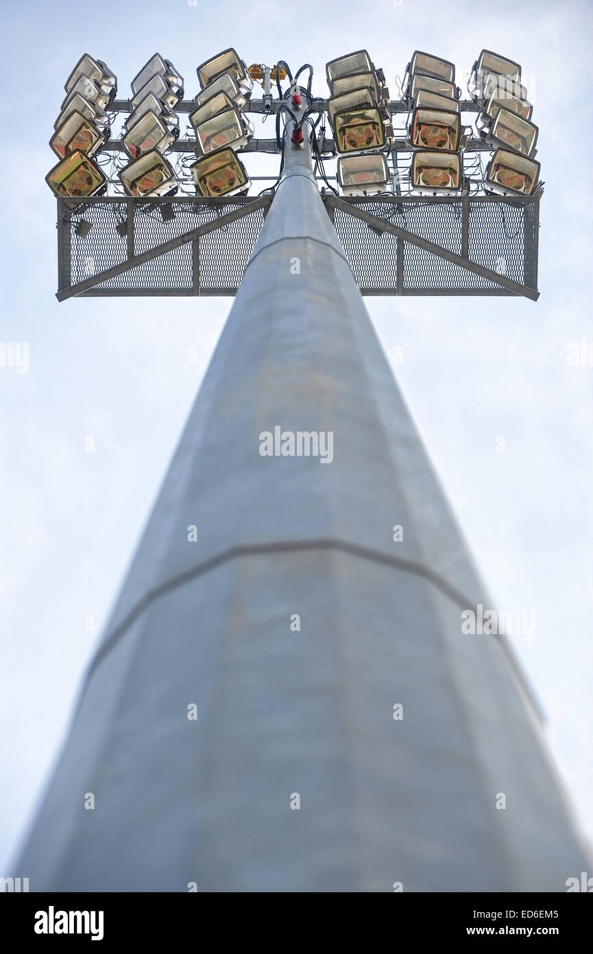 Dettaglio industriali con lampade da stadio faretti sulla luce diurna Foto Stock