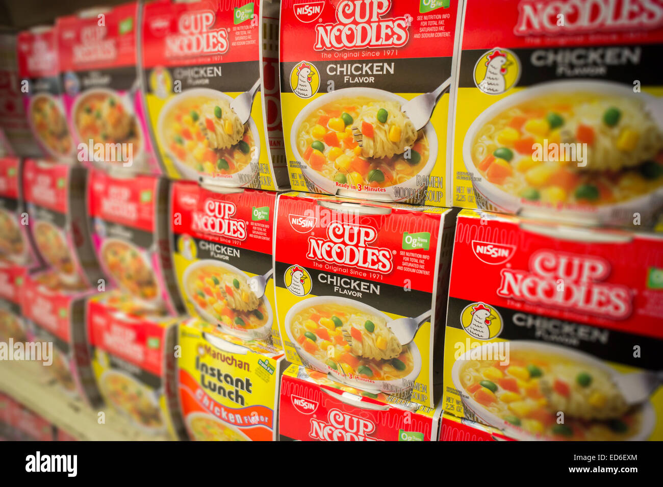 Pacchetti di istante di spaghetti ramen sono visti sugli scaffali del supermercato in New York Martedì, Dicembre 23, 2014. Un recente studio condotto nel Journal of Nutrition ha dichiarato che alcune persone sono ad aumentato rischio di sindrome metabolica, che comprende tratti, malattie cardiache e diabete, dopo il consumo di due o più confezioni di ramen alla settimana per un periodo di tempo. (© Richard B. Levine) Foto Stock