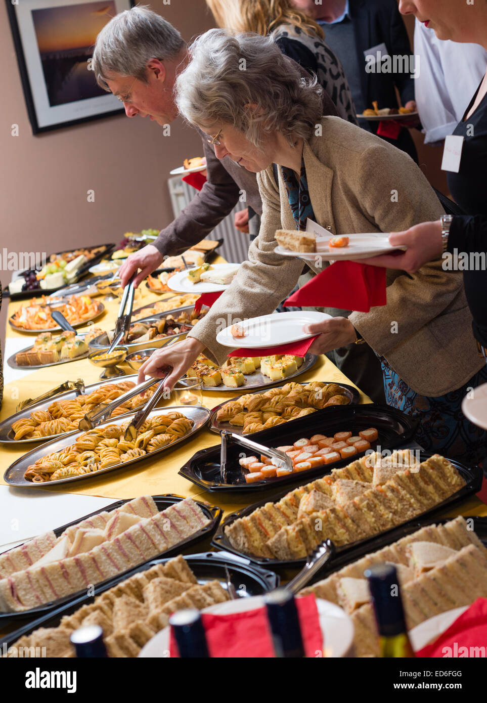 Persone Che Mangiano A Un Tavolo Da Buffet Immagini e Fotos Stock - Alamy