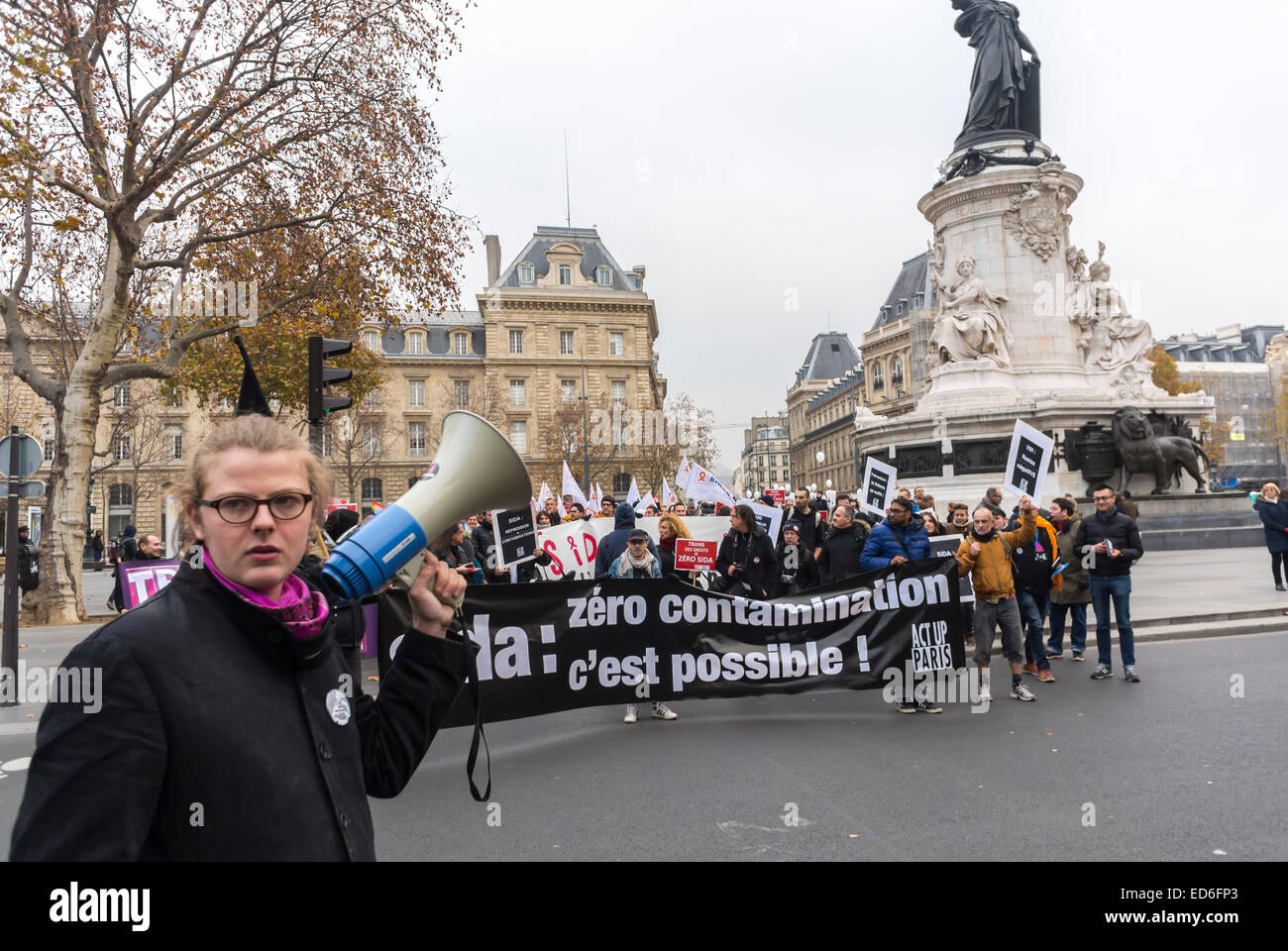 Parigi, Francia, Act Up-Paris Aids Activists, dicembre 1, manifestazione mondiale contro l'AIDS Day, on Street Holding Signs and Banners, Transgender Woman Holding Megaphone (Laure Pora, ex - Act Up), manifestazione della repubblica di parigi Foto Stock