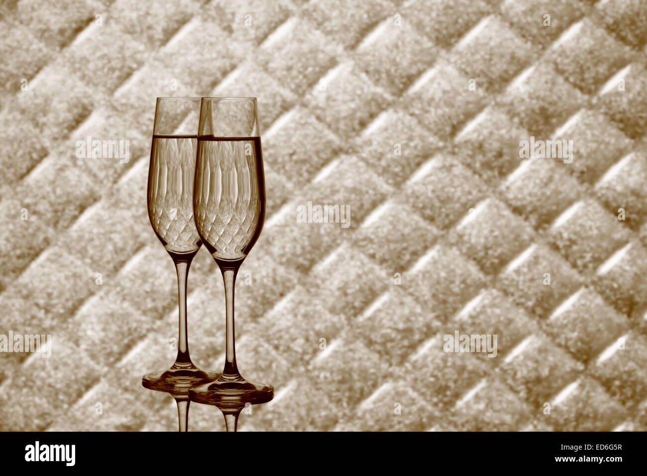 Due bicchieri di champagne su sfocata sullo sfondo a scacchi, close up Foto Stock