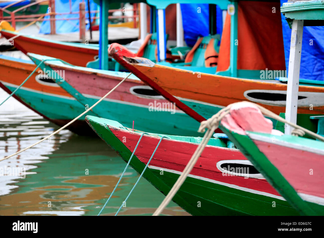 Barche in legno su Thu Bon River, Hoi An, Vietnam Foto Stock