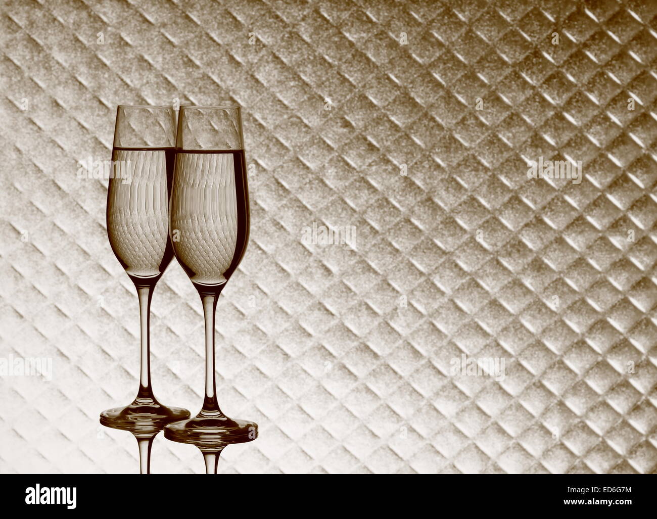 Bicchieri di champagne su sfocata sullo sfondo a scacchi, close up Foto Stock