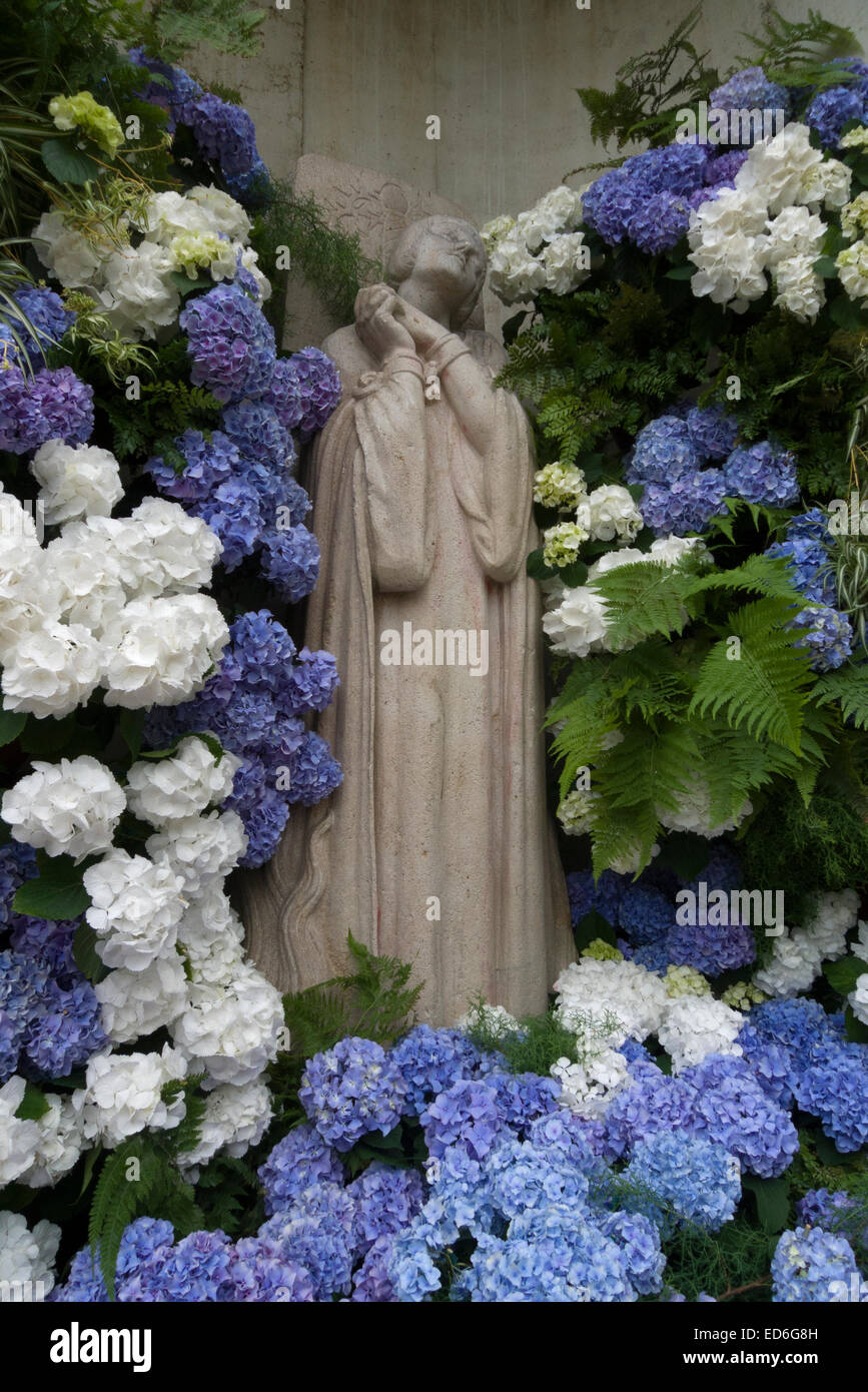 "Jeanne au bucherà l' della statua di Maxime Real del Sarte a Église Sainte-Jeanne-d'Arc, Rouen, (Giovanna d Arco bruciando sul rogo). Foto Stock