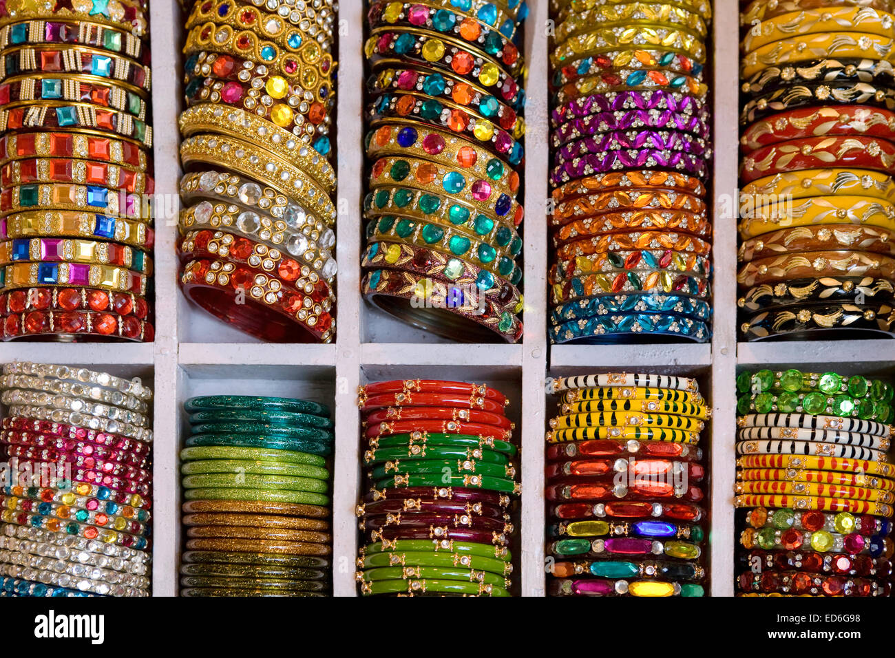 Strass o smalto Braccialetti da polso per la vendita nel mercato centrale a Jaipur, India Foto Stock