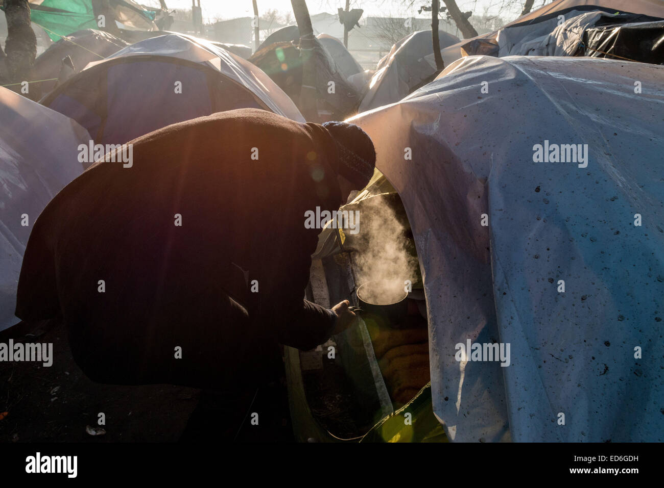 Centinaia di migranti illegali tra cui la donna e i bambini che vivono in condizioni difficili nella periferia di porto francese di Calais. 28 dic 2014. La cittadina francese della popolazione migrante è in crescita costante. Le ultime stime rivelano che il loro numero è di circa 3 mila e la loro tenda realizzato localmente e telone camps, noto come ''giungle''. Stranamente però il sentimento prevalente tra i migranti è un infaticabile ottimismo. Tutti hanno chiesto ritiene che esse possano rendere in Inghilterra. © Velar concedere/ZUMA filo/ZUMAPRESS.com/Alamy Live News Foto Stock