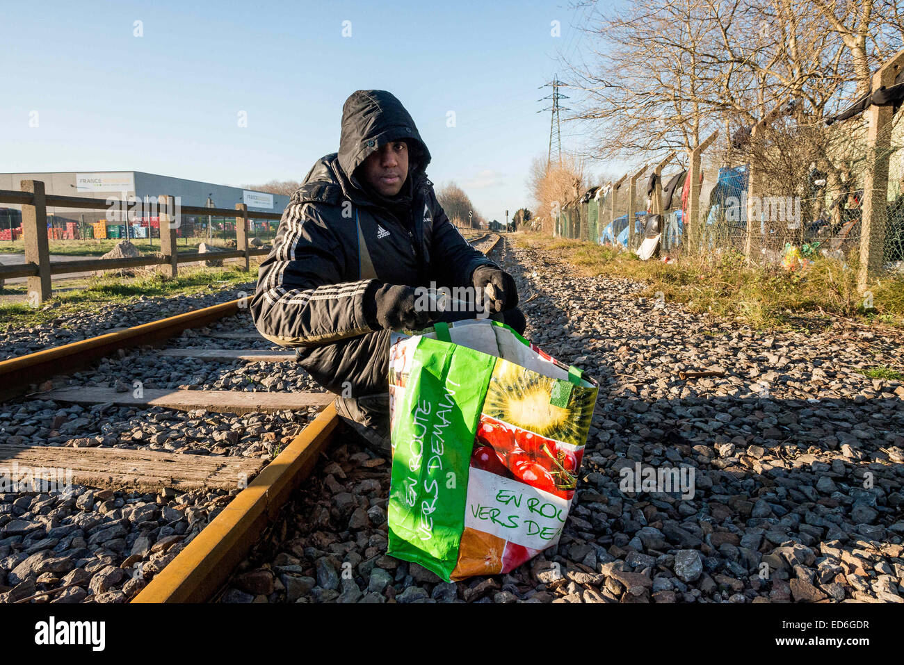 Centinaia di migranti illegali tra cui la donna e i bambini che vivono in condizioni difficili nella periferia di porto francese di Calais. 28 dic 2014. La cittadina francese della popolazione migrante è in crescita costante. Le ultime stime rivelano che il loro numero è di circa 3 mila e la loro tenda realizzato localmente e telone camps, noto come ''giungle''. Stranamente però il sentimento prevalente tra i migranti è un infaticabile ottimismo. Tutti hanno chiesto ritiene che esse possano rendere in Inghilterra. © Velar concedere/ZUMA filo/ZUMAPRESS.com/Alamy Live News Foto Stock