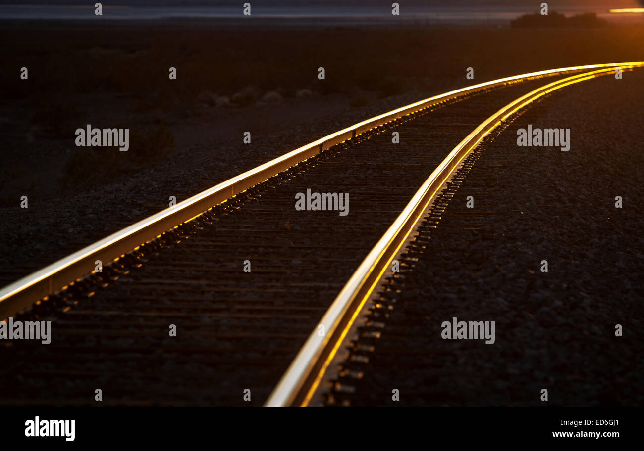 Tramonto su binari ferroviari nel deserto della California. Foto Stock