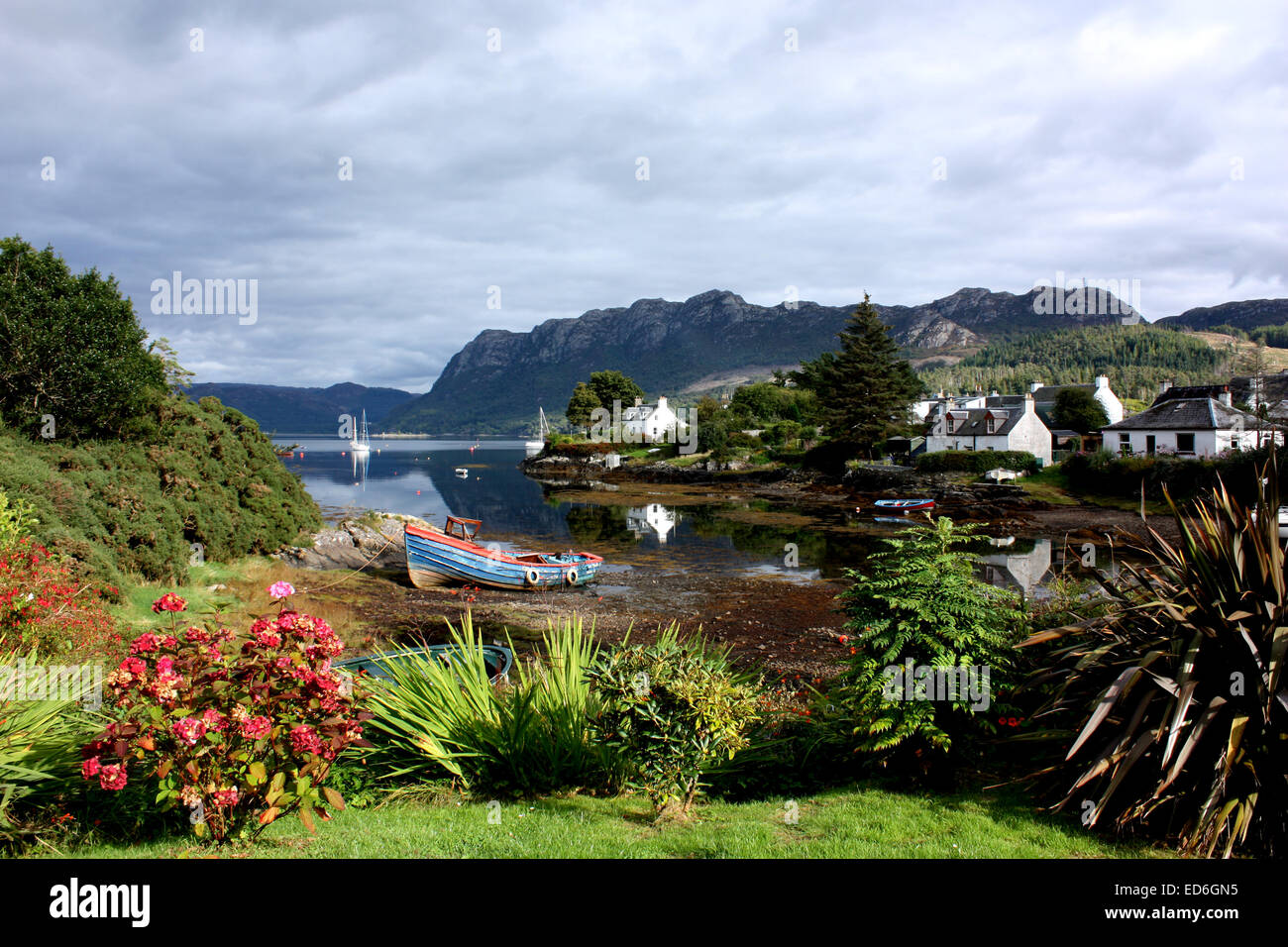 Vista del Loch Carron da plockton sulla costa ovest della Scozia Foto Stock