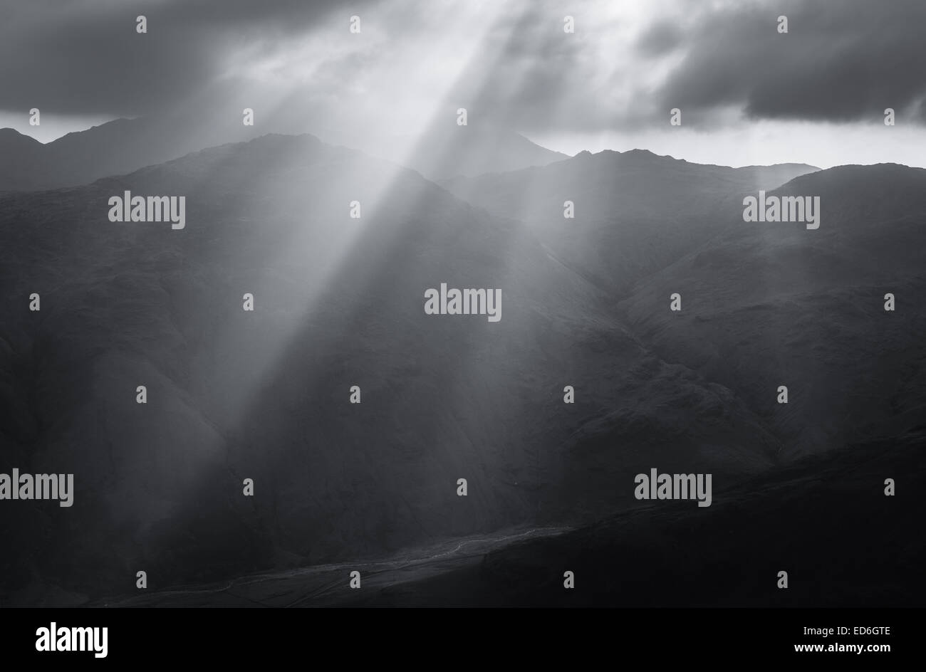 Raggi crepuscolari su montagne in inglese il Parco Nazionale del Distretto dei Laghi Foto Stock
