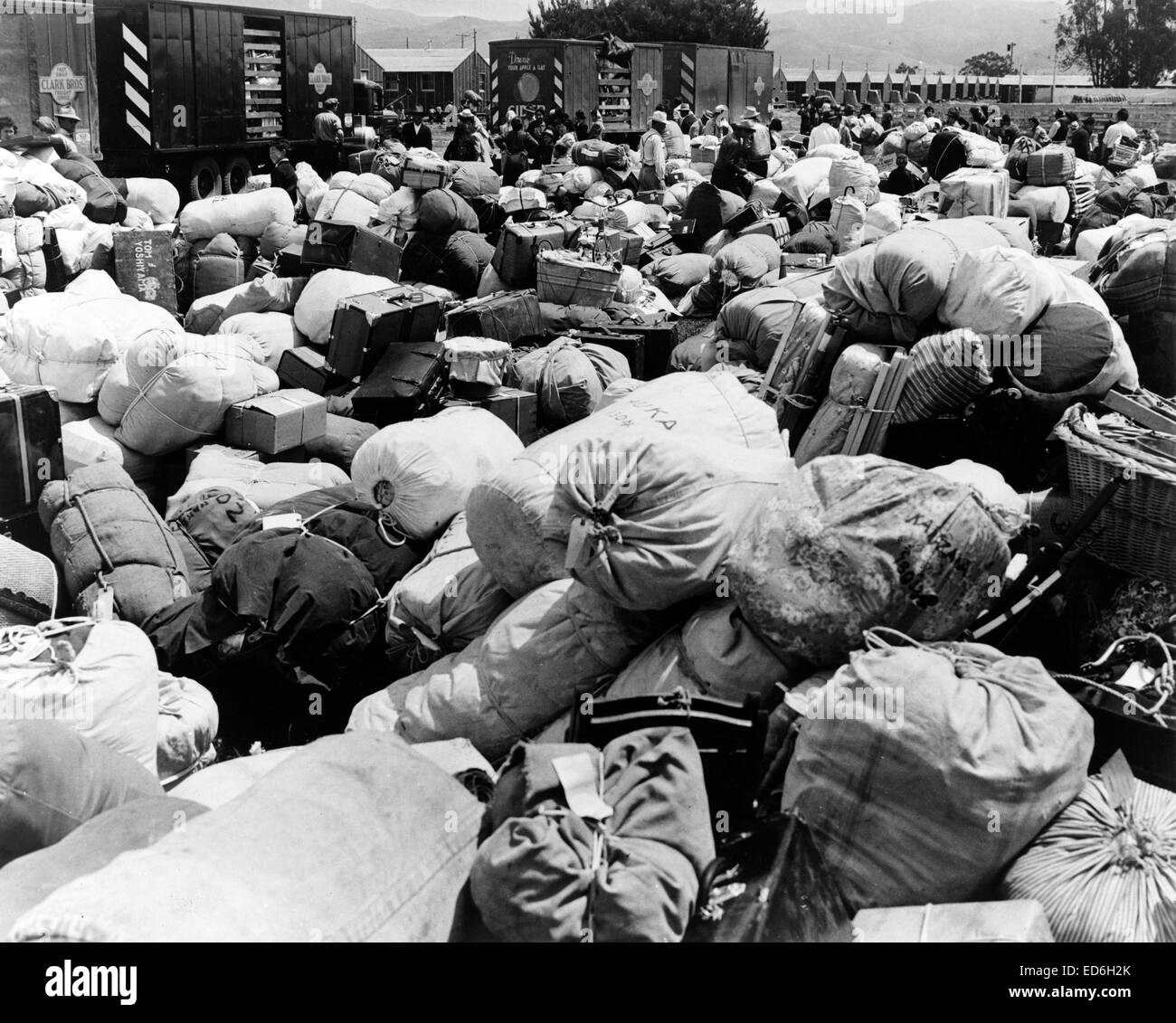 Il bagaglio appartenenti a sfollati di ascendenza Giapponese presso un centro di raccolta in Salinas,California, prima del trasferimento ad un War Relocation Authority center, Aprile 1942 Foto Stock
