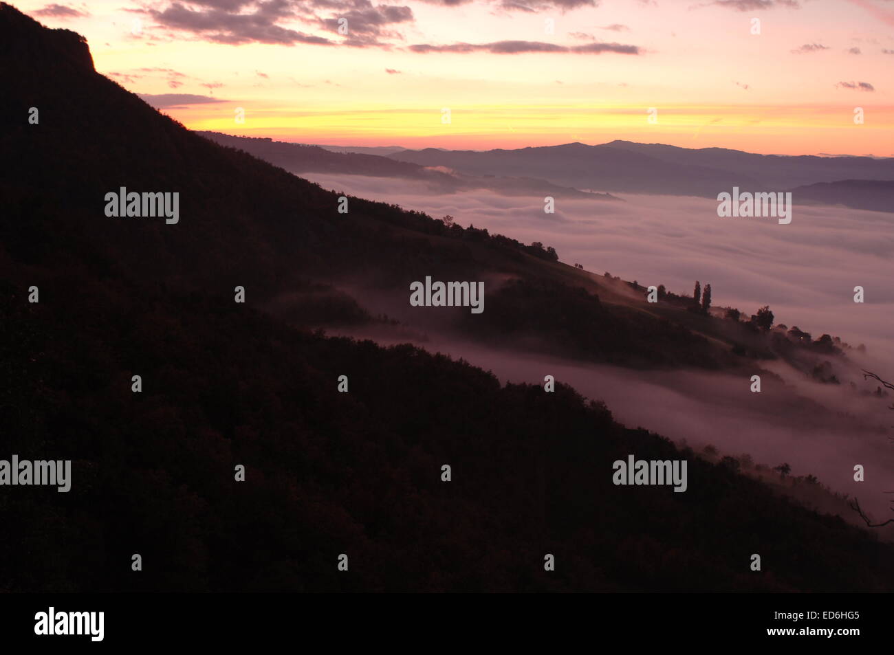 Tramonto a Reggio Emilia montagne (colline) Tramonto sul paesaggio di nebbia Foto Stock