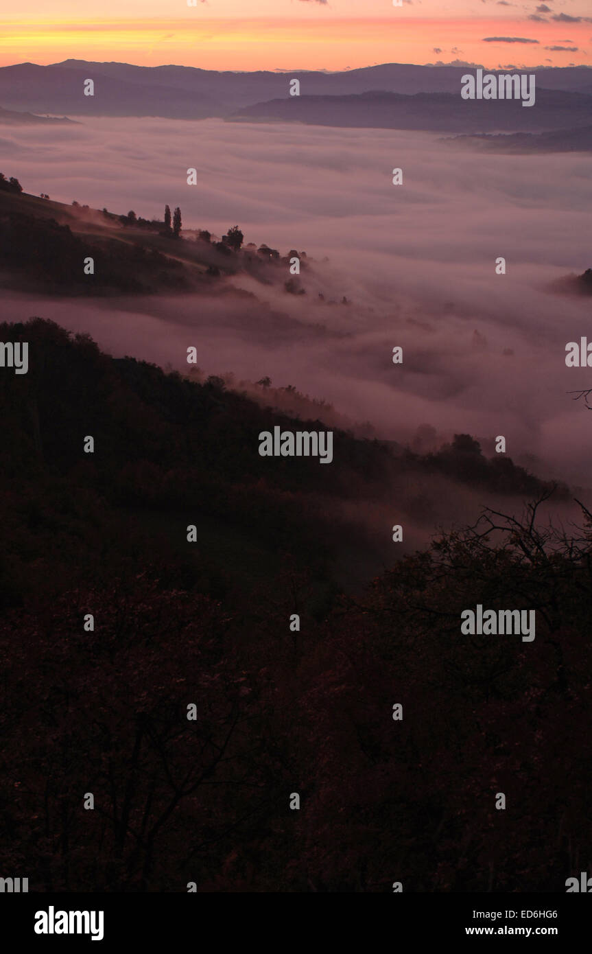 Tramonto a Reggio Emilia montagne (colline) Tramonto sul paesaggio di nebbia Foto Stock