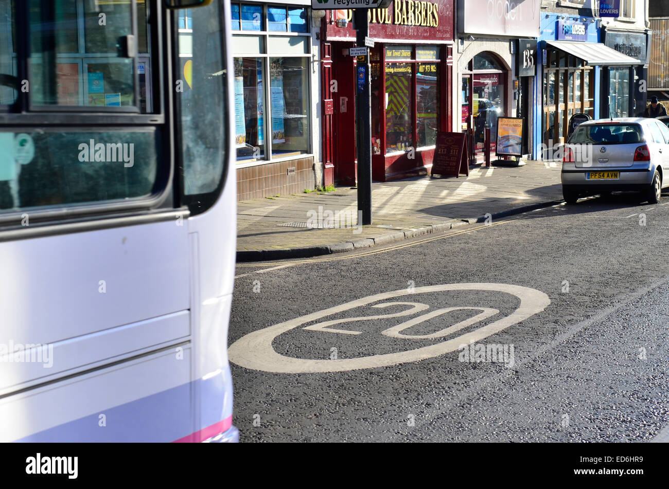 UK.La maggior parte di Bristol coperti da una 20 km/h il limite massimo di velocità.posizione mostrata Whiteladies Road. Robert Timoney/Alamy Foto Stock