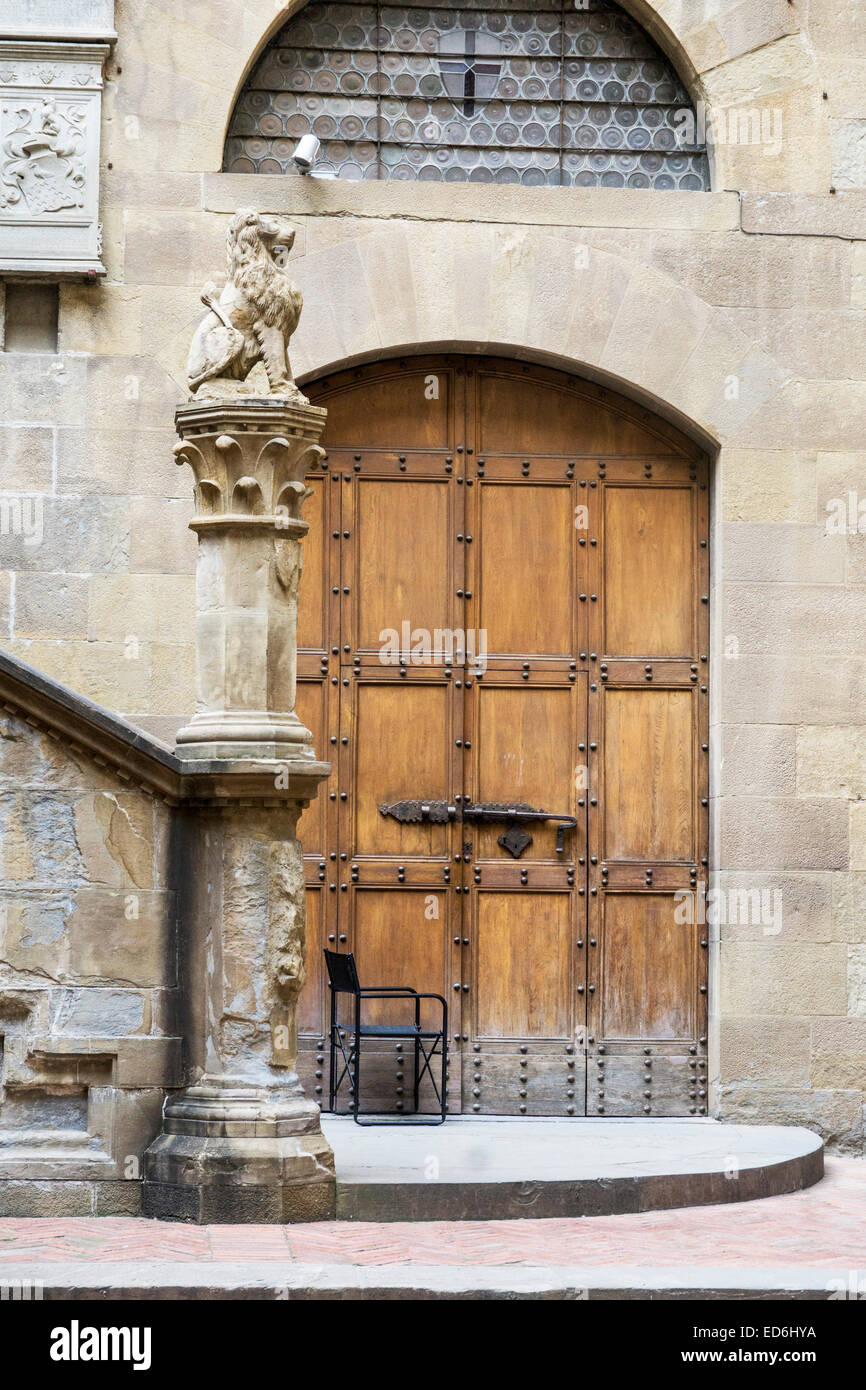 Bella robusta vecchia porta di legno al cortile del Museo Nazionale del Bargello Il più antico edificio pubblico a Firenze un ex carcere Foto Stock