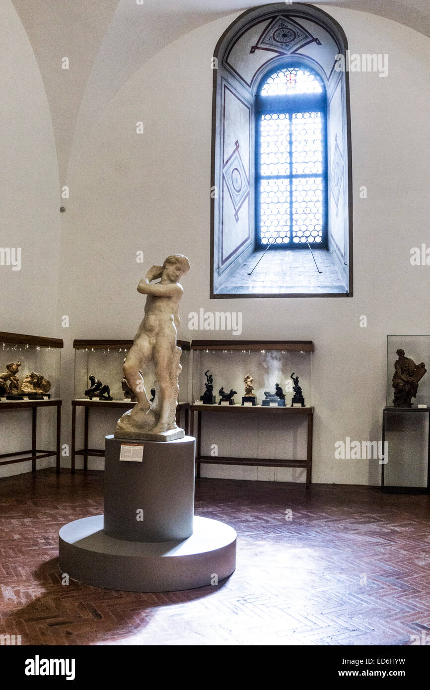 Incompiuta figura di marmo di David-Apollo sorge su piedistalli in splendido Piano terra sala scultura Museo Nazionale del Bargello Firenze Foto Stock
