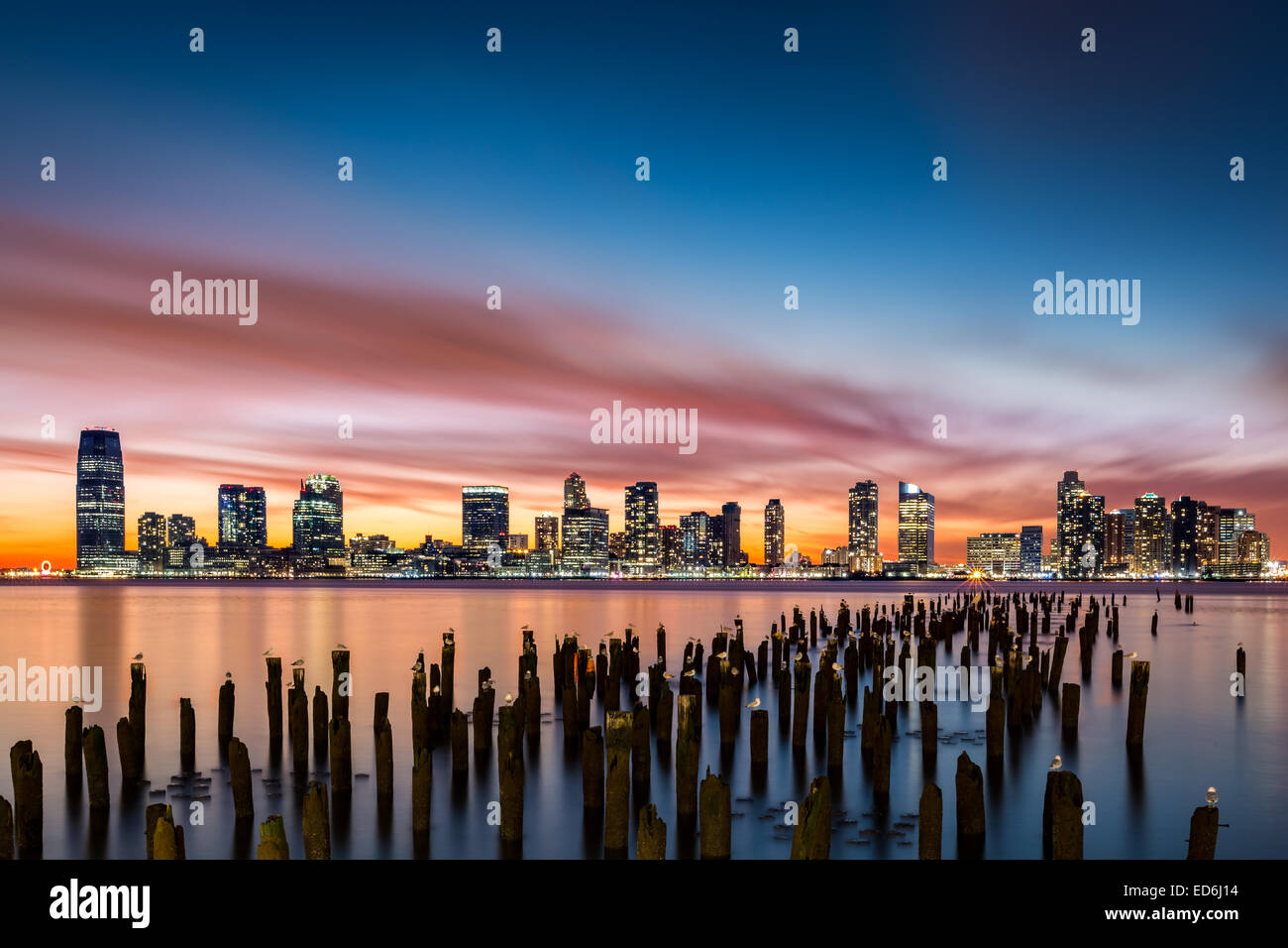 Jersey City skyline al tramonto visto dal Tribeca New York attraverso il Fiume Hudson Foto Stock