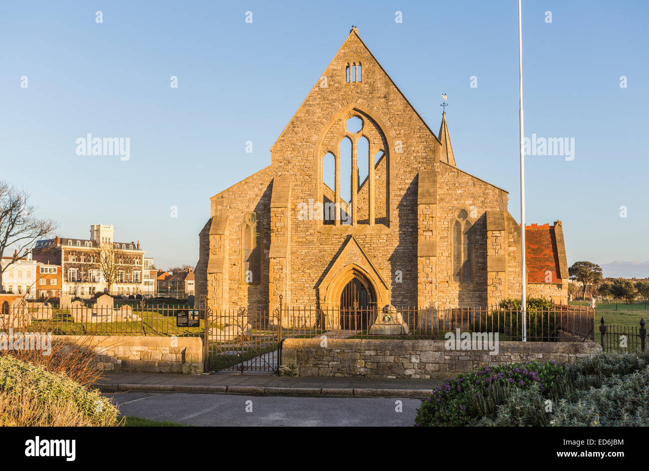 South Coast sightseeing: vista di rovine, il Royal chiesa Garrison, Portsmouth, Regno Unito, bombardato nel blitz della II Guerra Mondiale, mantenuta dal Patrimonio inglese Foto Stock