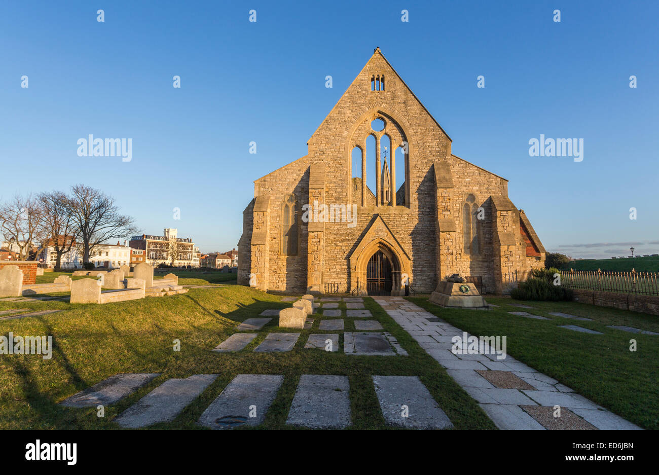 South Coast sightseeing: vista di rovine, il Royal chiesa Garrison, Portsmouth, Regno Unito, bombardato nel blitz della II Guerra Mondiale, mantenuta dal Patrimonio inglese Foto Stock