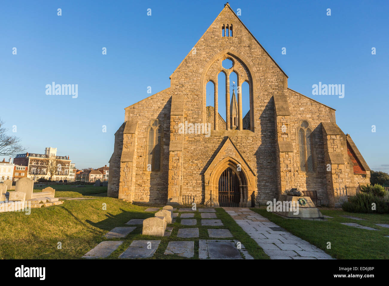 South Coast sightseeing: vista di rovine, il Royal chiesa Garrison, Portsmouth, Regno Unito, bombardato nel blitz della II Guerra Mondiale, mantenuta dal Patrimonio inglese Foto Stock