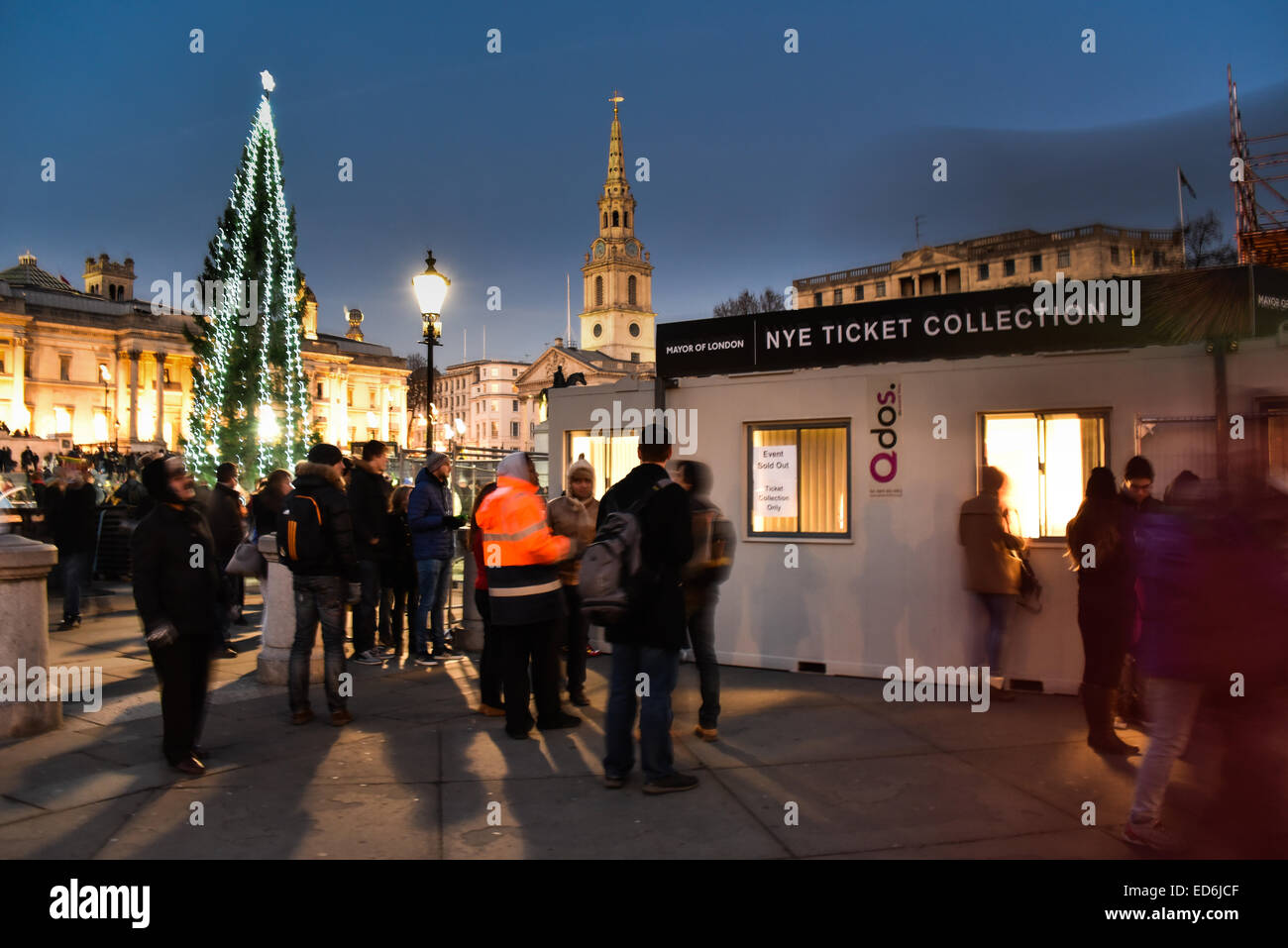 Londra, Regno Unito. Il 29 dicembre, 2014. Una piccola folla in coda il freddo per raccogliere NYE fuochi d' artificio biglietti a Trafalgar Square a Londra. Credito: Vedere Li/Alamy Live News Foto Stock