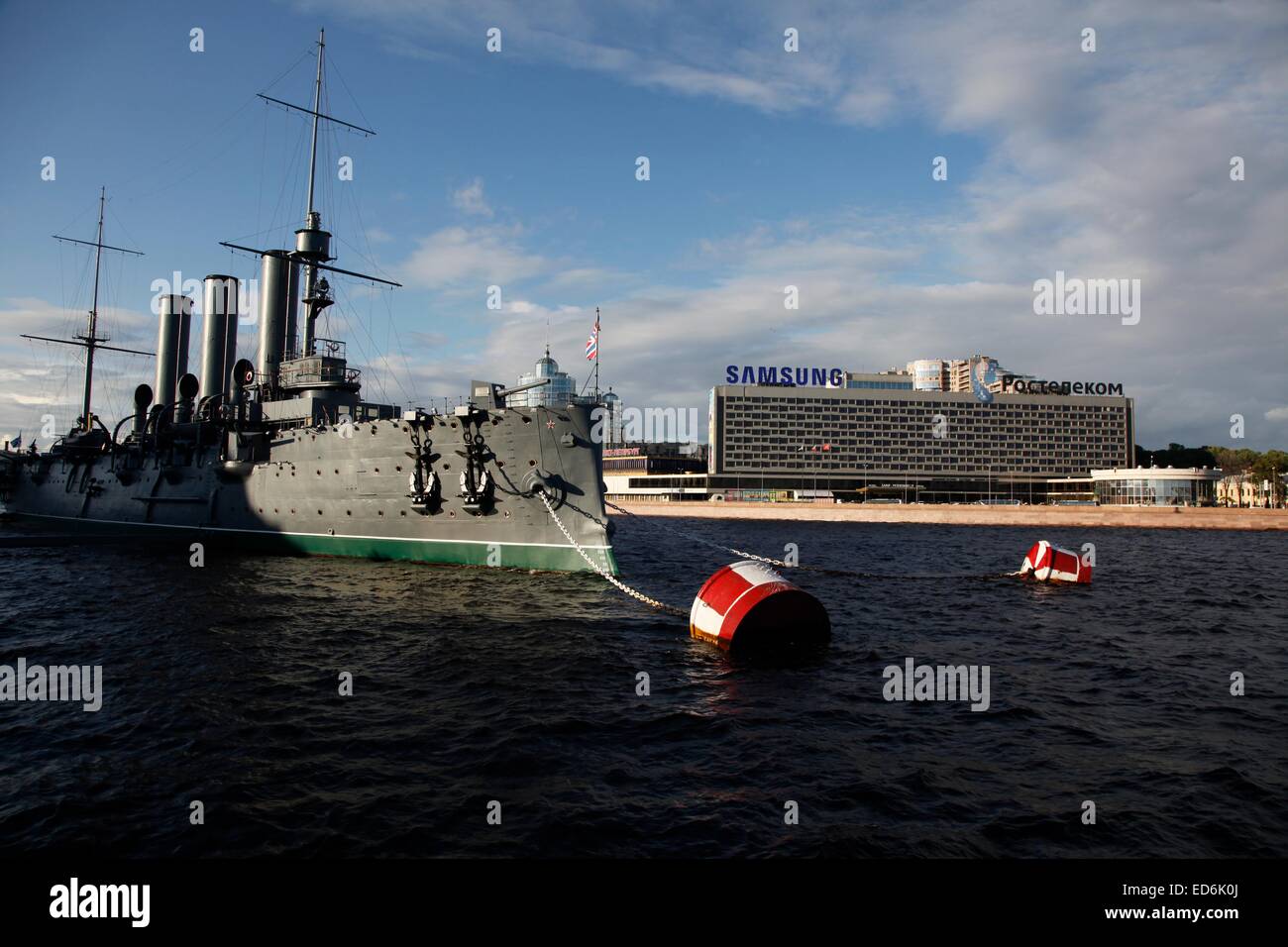 Incrociatore russo Aurora e San Pietroburgo hotel in background Foto Stock