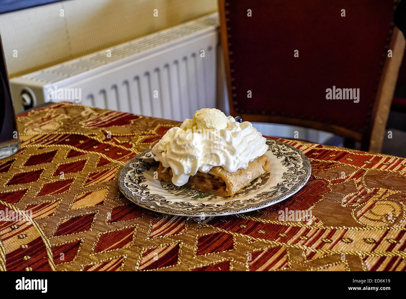Strudel di mele Mit Schlag (panna), splendidamente servito in un Rudesheim au Rhein ristorante Foto Stock