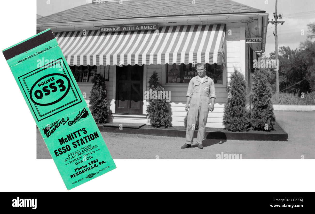 1940s matchbook vintage e la foto di un meccanico automatico di fronte Stewart McNitt''s esso gas station in Reedsville, Pennsylvania Foto Stock