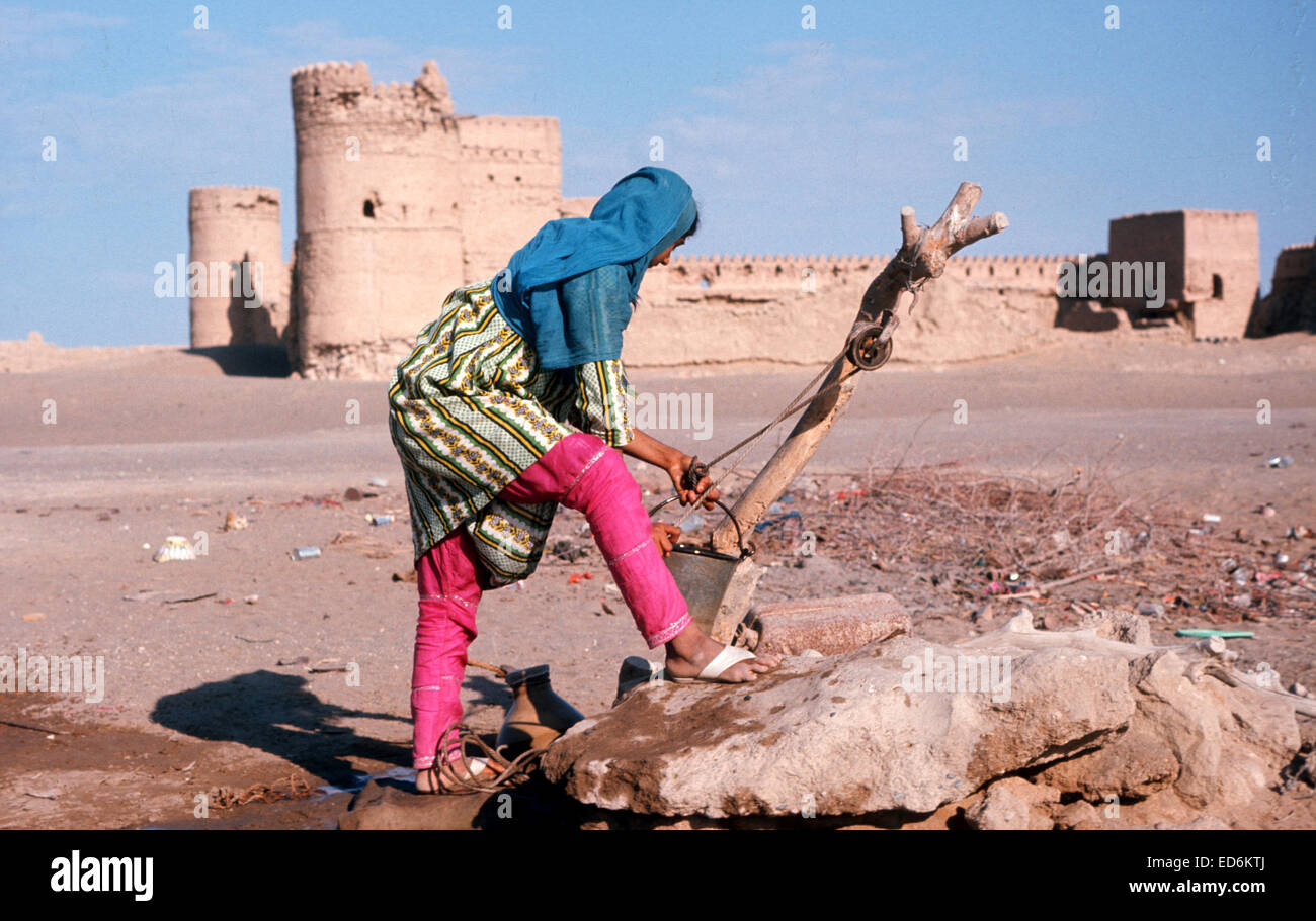 Donna che disegnava bene acqua sulla costa di Batinah di Oman, 1978 Foto Stock