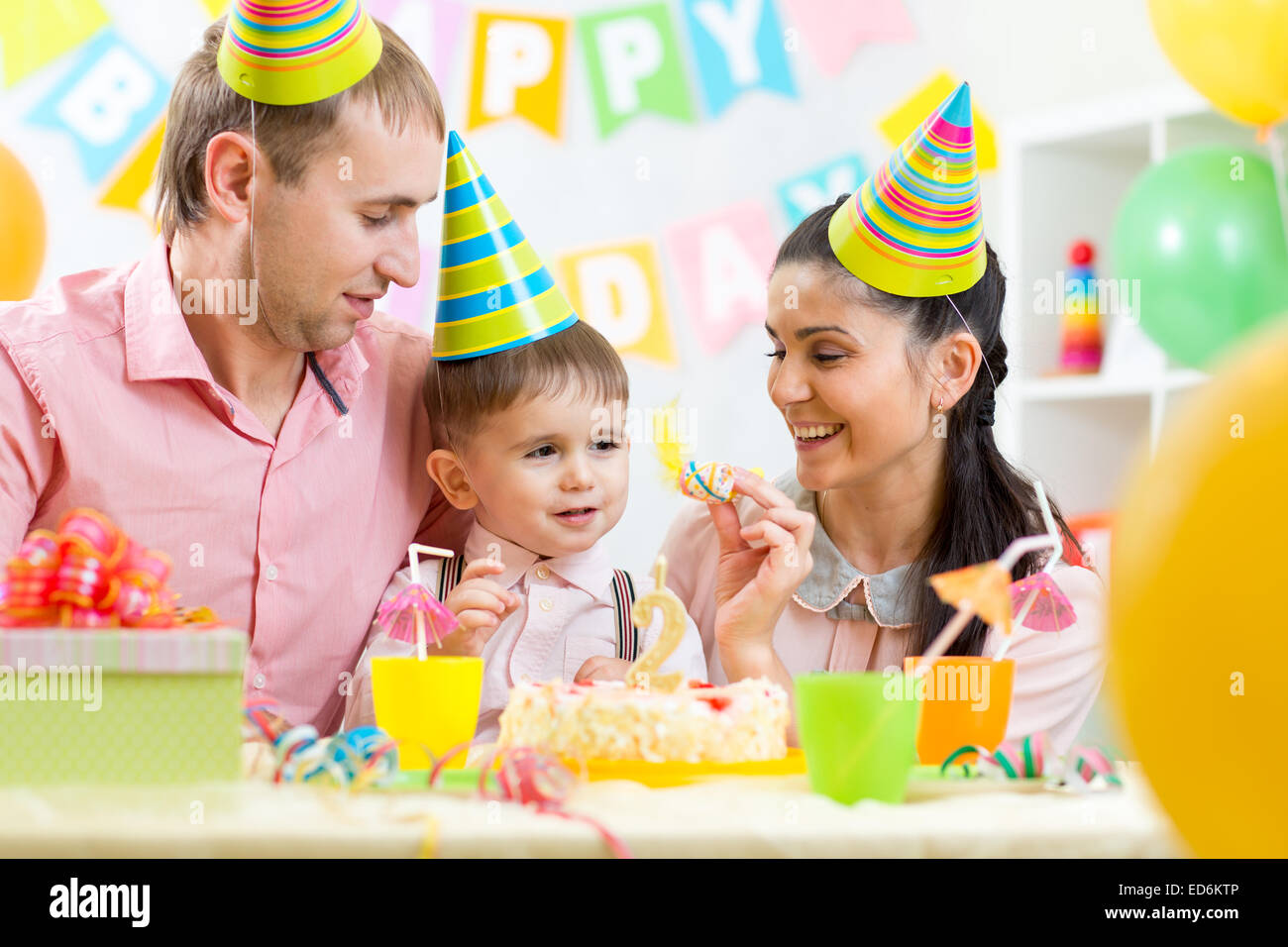 Famiglia bambino festeggia il compleanno Foto Stock
