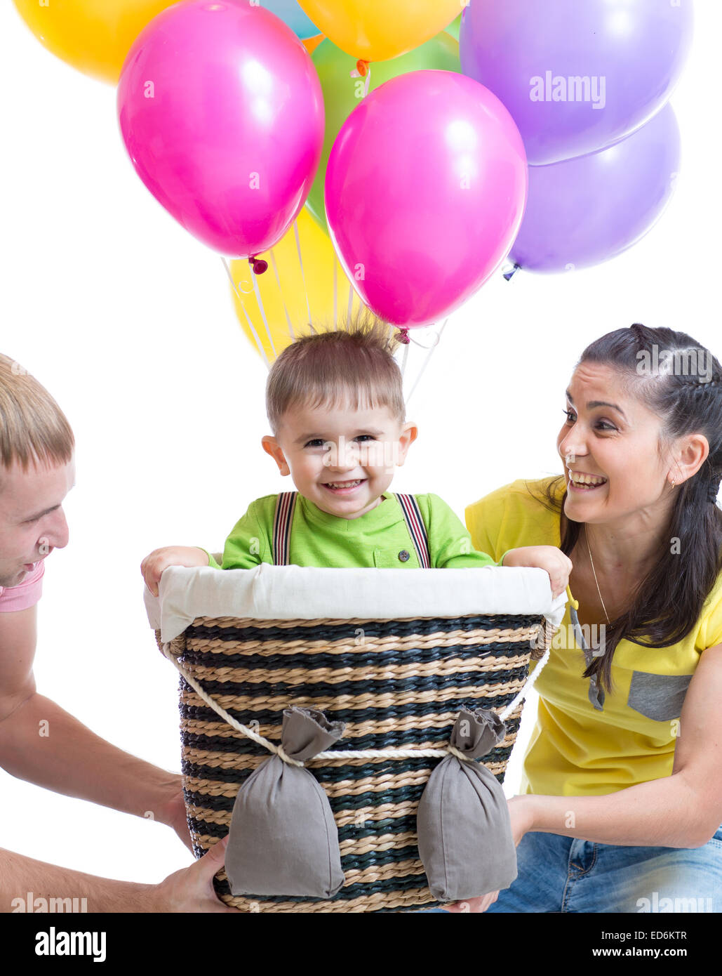 Gioco di famiglia alla festa di compleanno e giocando con il figlio in volo su un palloncino realizzato localmente Foto Stock