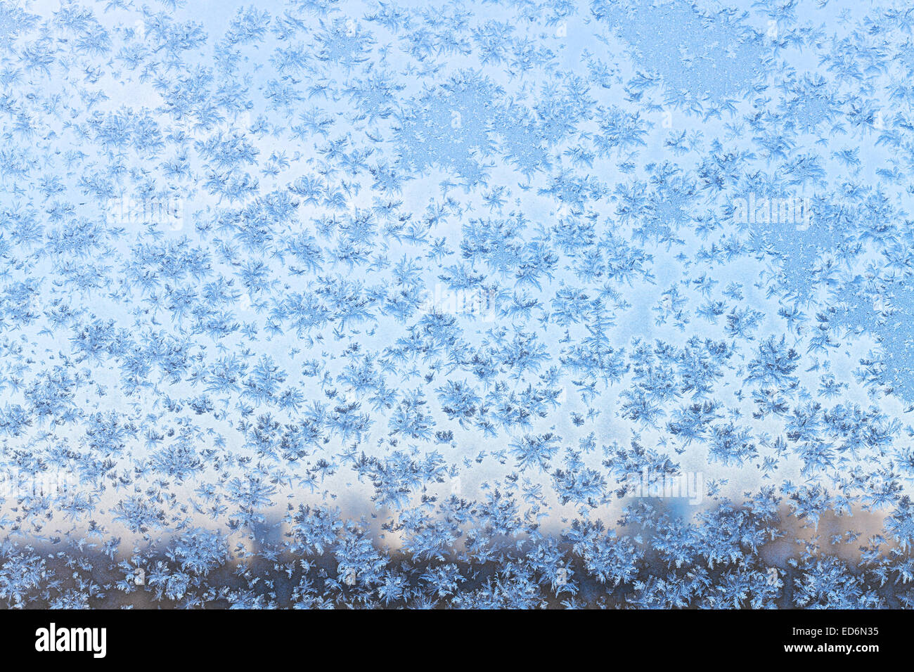 Blu crepuscolo urbano sebbene i fiocchi di neve e di ghiaccio sul vetro del finestrino in inverno freddo Foto Stock