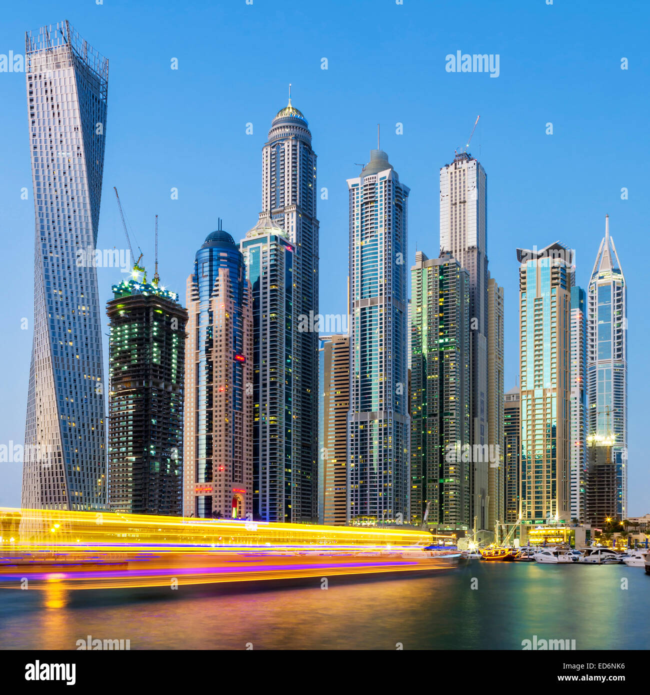 Dubai Marina con la barca di luce, EMIRATI ARABI UNITI Foto Stock