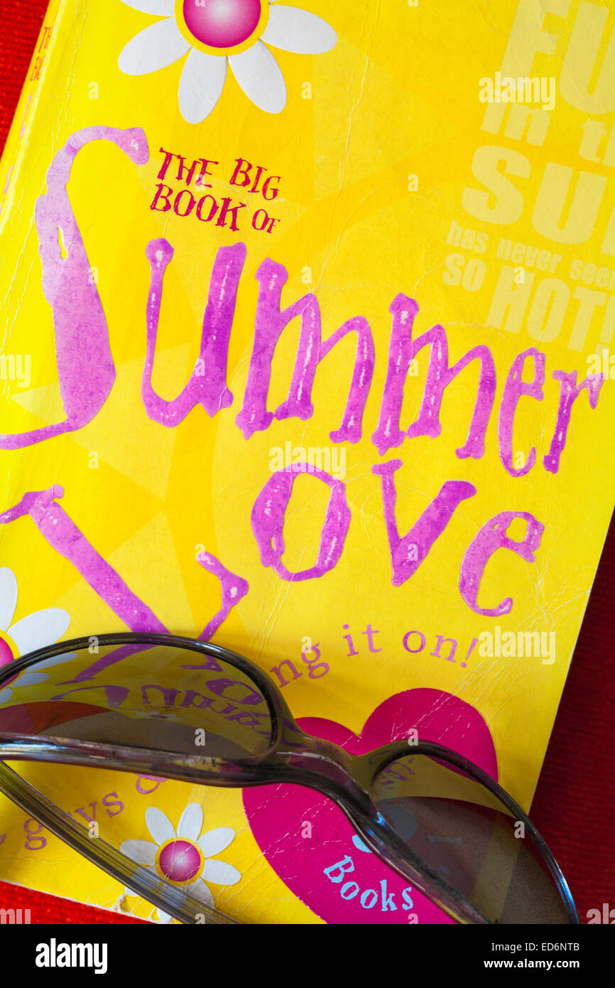 Il grande libro della summer love libro e occhiali da sole - Concetto di vacanza romantica Foto Stock