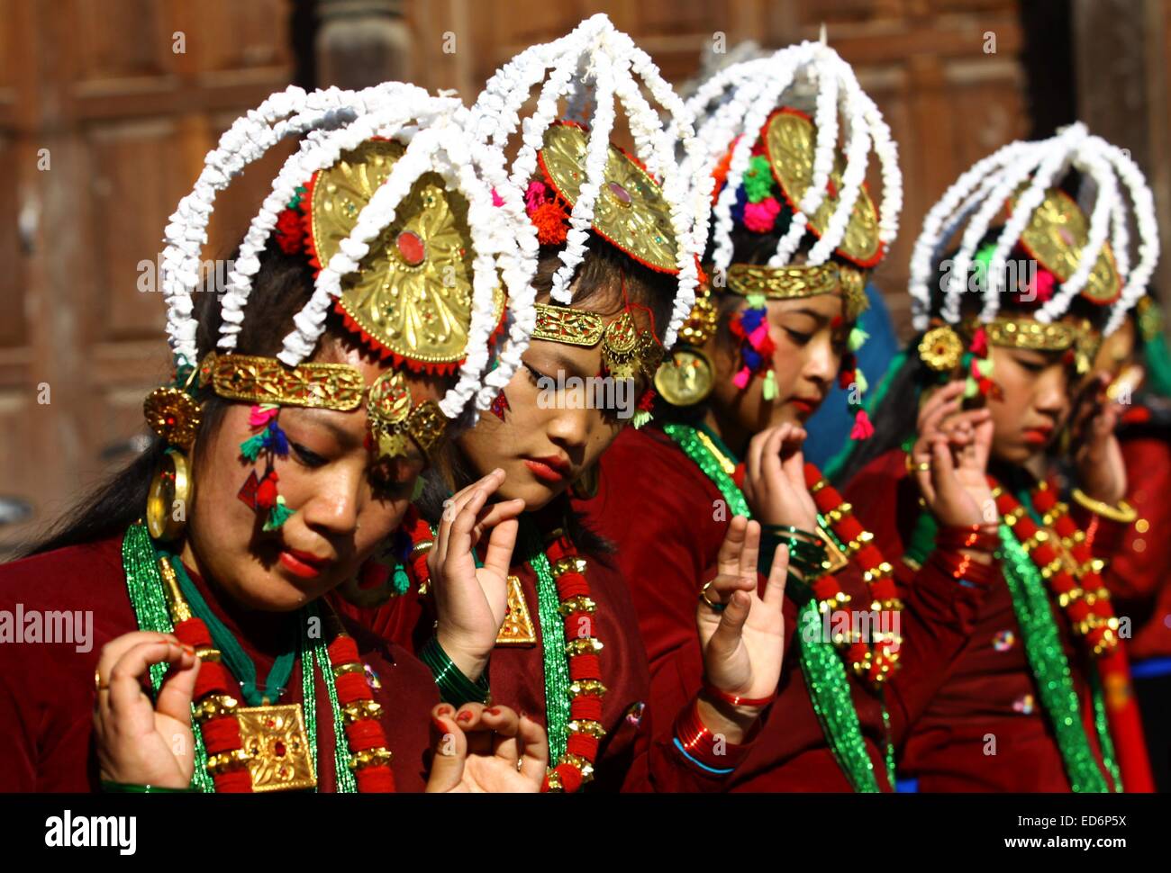 Kathmandu, Nepal. 30 dic 2014. Le donne dalla comunità Gurung ballare durante la celebrazione della Tamu Lhosar festival in Kathmandu, Nepal, Dic 30, 2014. Tamu Lhosar è la celebrazione di Gurung del nuovo anno. © Sunil Sharma/Xinhua/Alamy Live News Foto Stock