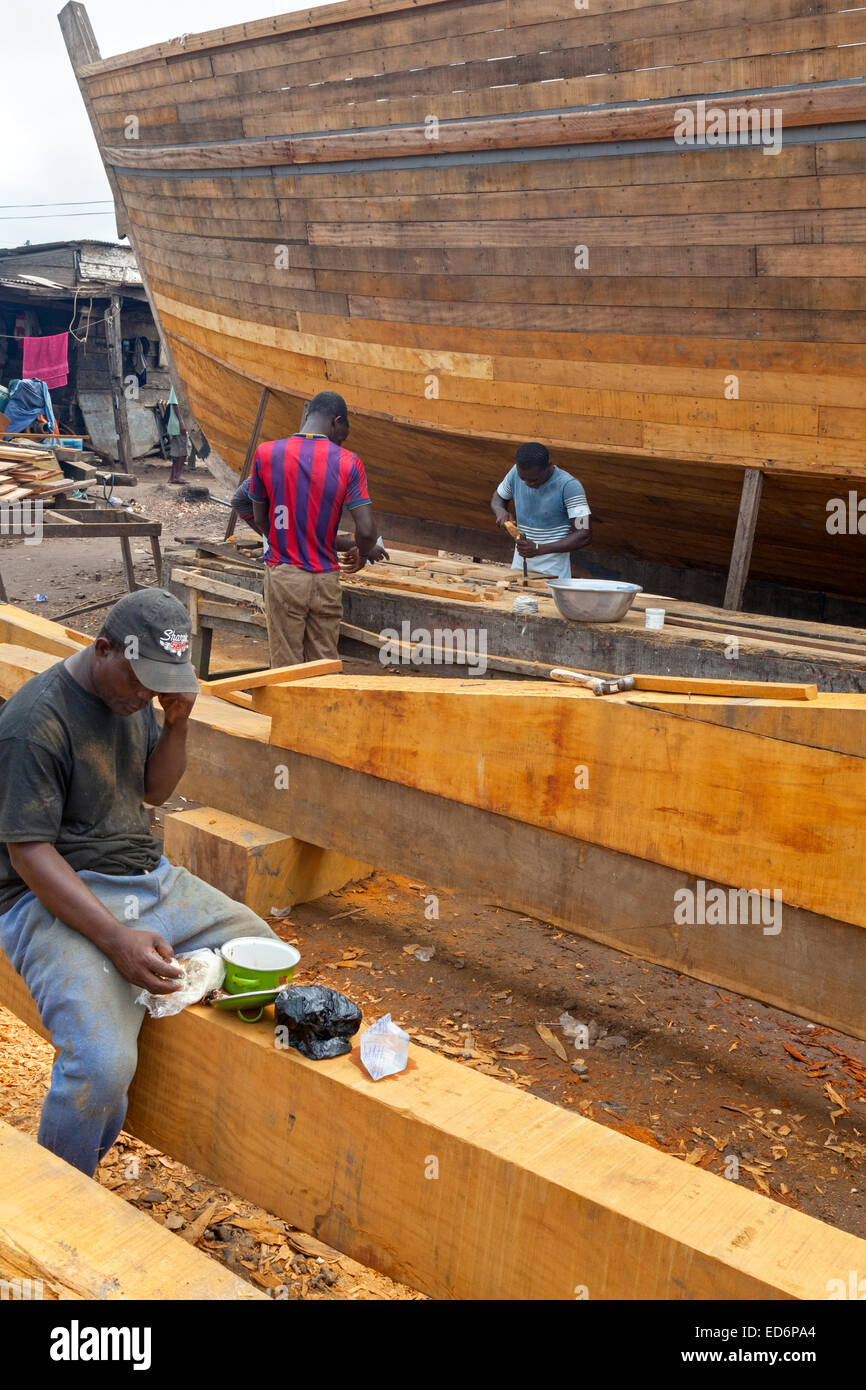 Costruzione delle imbarcazioni e il cantiere di riparazione, Elmina, Ghana, Africa Foto Stock